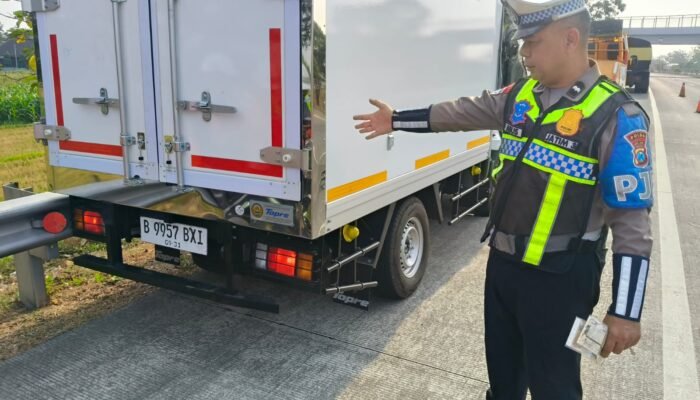 Diduga Mengantuk, Truk Boks Tabrak Truk Tangki di Tol Jomo, Pengemudi Luka Berat