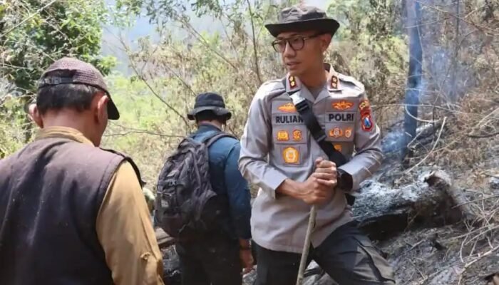 Polres Malang Tangani Kebakaran Hutan di Lereng Gunung Arjuno