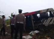 Diduga Rem Blong, Minibus Elf Terobos Pembatas di Tikungan Gotekan Pacet, 8 Orang Luka