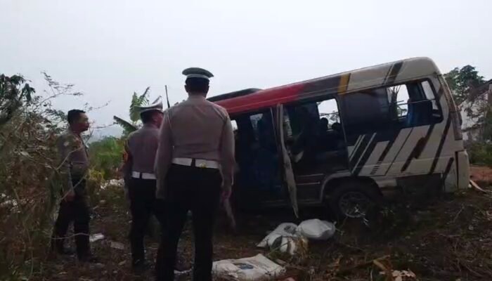 Diduga Rem Blong, Minibus Elf Terobos Pembatas di Tikungan Gotekan Pacet, 8 Orang Luka