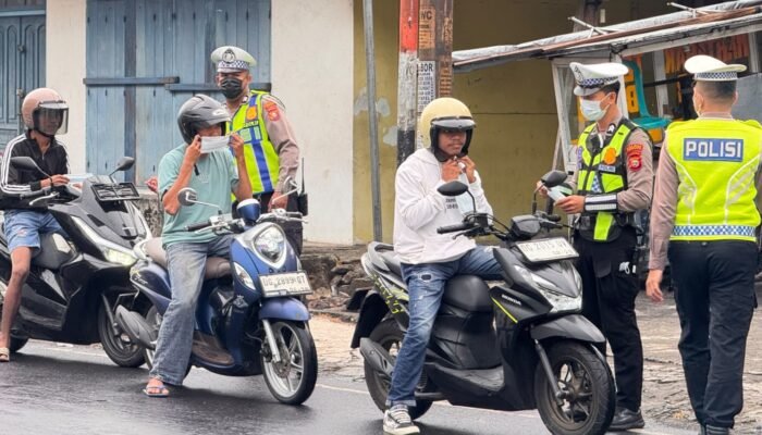 Tak Hanya Atur Lalu Lintas, Satlantas Polres Ternate Juga Peduli Kesehatan Warga Dengan Bagikan Masker
