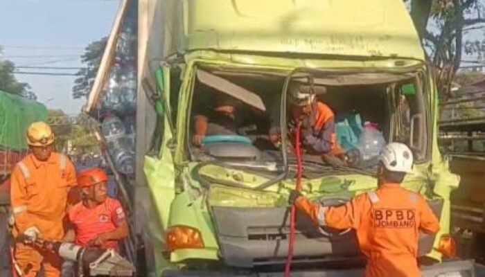 Truk Muatan Galon Tabrak Tronton di Jombang, Sopir Terjepit Hampir Satu Jam