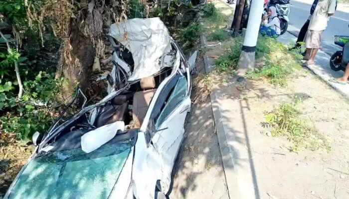 Daihatsu Xenia Ringsek Usai Tabrak Tiang WiFi dan Terjun ke Sungai di Ponorogo